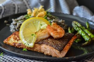 Salmão grelhado com molho de coco e limão