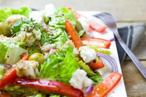 Salada de Frango ao Curry e Queijo Branco: Uma Delícia Nutritiva