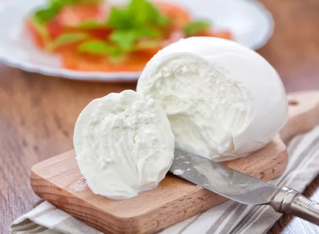 Bruschetta Caprese com Alho Confitado: Receita Irresistível.